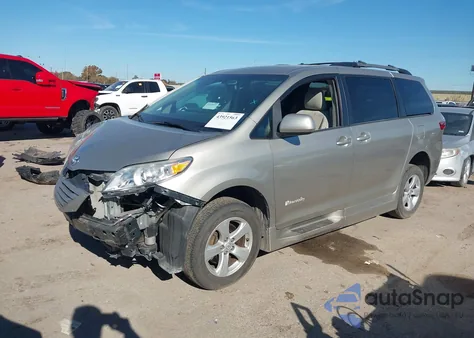 2015 Toyota Sienna Le 8 Passenger z USA, uszkodzony, nr VIN 5TDKK3DC6FS663698